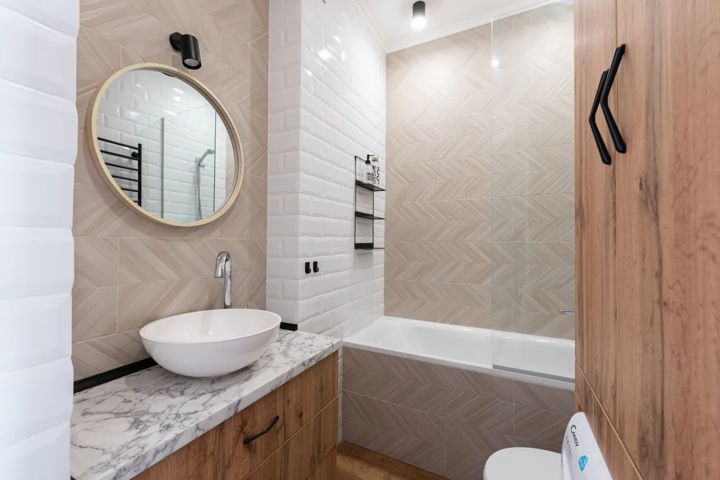 Compact bathroom with a basin, mirror and bathtub