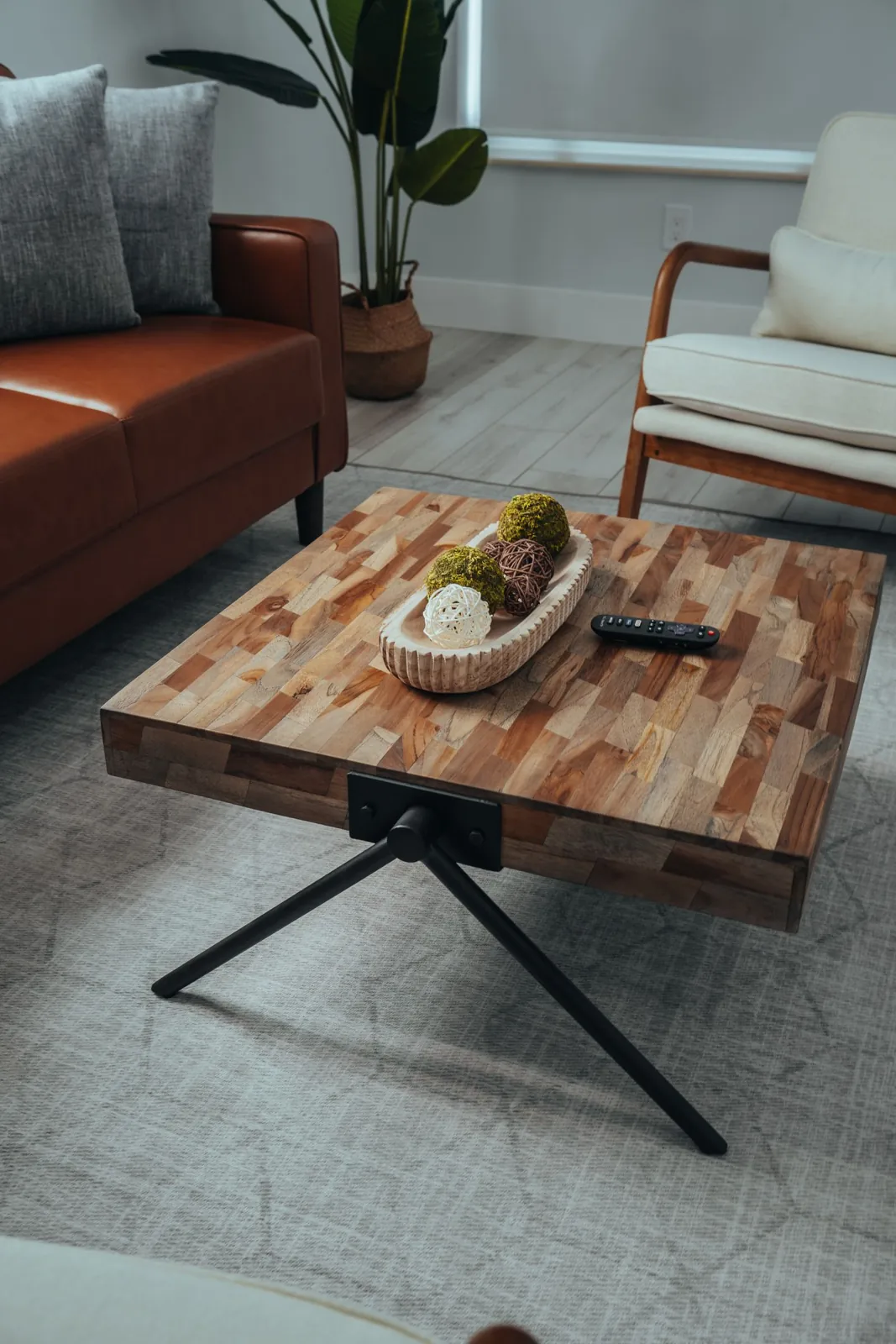 Small tray and decorative objects on a wooden coffee table